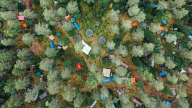 Kuvassa telttoja metsässä yläilmasta katsottuna